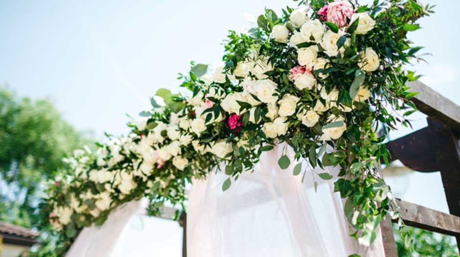 Elegant Wedding Venue Decor: Floral Arrangements